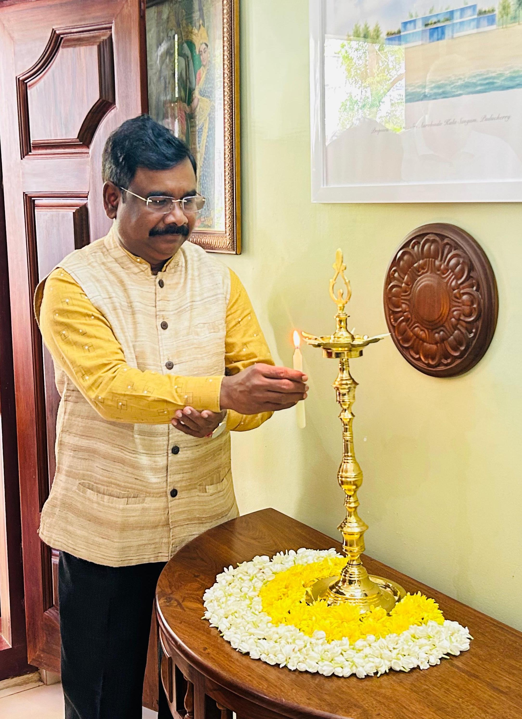 Dr P. Prakash Babu lighting the ceremonial lamp at SAKS